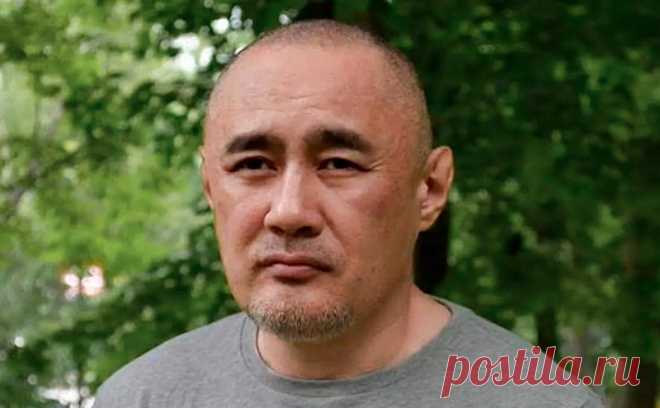 В Киеве расстреляли казахстанского активиста, критиковавшего Токаева. В Шевченковском районе Киева неизвестный произвел несколько выстрелов в казахстанского активиста и оппозиционера Айдоса Садыкова, когда тот вместе с женой подходил к своему автомобилю, сообщают «Страна.ua» и РБК-Украина со ссылкой на источники.