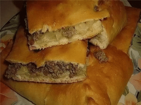 9 быстрых и вкусных пирогов. 
1. Пирог с мясом 
Лучшего теста для наливных пирогов просто не бывает! Основное его преимущество - тесто без майонеза, а на кефире. Составляющие этого теста найдутся в каждом доме. Его приготовление займет всего минут 10, а результат получите превосходный. Выручит в любой ситуации. 
Ингредиенты: 
- 2 яйца 
- 0.5 ч. ложка соли 
- 1 стакан муки 
- 1 стакан кефира 
- 1 ч. ложка соды 
Начинка: 
- 300 гр фарша 
- 2-3 луковицы, порезать кубиками 
- соль, перец - по вк