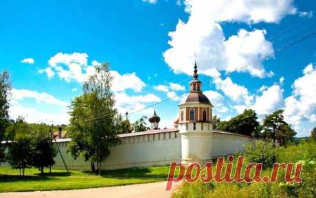 В Завидово вас ожидает знакомство с уникальным храмовым комплексом 17-19 веков. Вы побываете в гостях у семейной четы сельских священников, и батюшка вам расскажет историю Завидовских храмов. В Успенском соборе, который вы посетите, сохранилось с 17 века подлинное убранство, здесь же хранится чудотворная икона Тихвинской Божией матери. В Троицкой церкви можно будет увидеть удивительной красоты резной иконостас, а затем полюбоваться чудесным видом, открывающимся с колокольни.