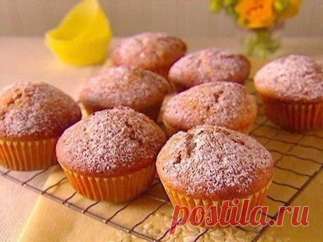 ТОП-4 маффинов на любой вкус

 Шоколадные маффины с заварным кремом

Ингредиенты:

Мука — 300 г Яйцо — 2 шт. Яичные желтки — 2 шт. Сливочное масло — 150 г Молоко — 370 мл Сахар — 160 г Сахарная пудра — 20 г

Разрыхлитель — 2 ч. л. Какао–порошок — 2 ст. л. Соль — 1 щепотка

Приготовление:

1. Для крема: смешайте яичные желтки и сахарную пудру. Затем влейте тонкой струйкой 200 мл молока. Добавьте 2 ст. л. просеянной муки. Варите около 5–8 минут на маленьком огне, пока смесь ...