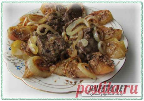 Куриная печень с яблоками и луком