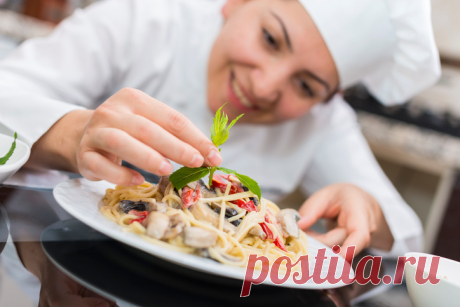 Теперь вы будете всегда вкусно готовить: 10 вещей, которым учат только в кулинарной школе Как превратить обычное блюдо&nbsp;в кулинарный&nbsp;шедевр.&nbsp;