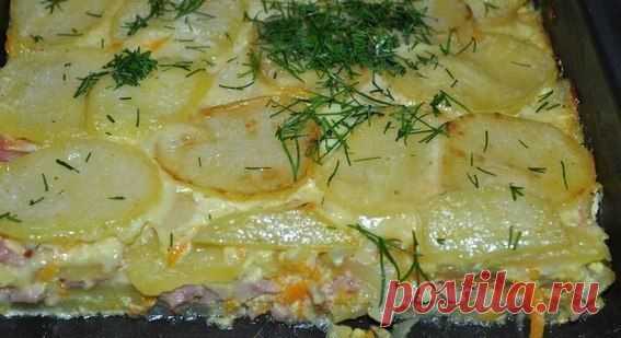 Картофельная запеканка с ветчиной и сыром. Картофель 5-6 средних клубней.
Ветчина 150- 200 грамм. .
Лук репчатый 1 штука.
Сметана 200 грамм.
Сыр 200 грамм.
Яйцо 1 штука.
Морковь 1 штука.