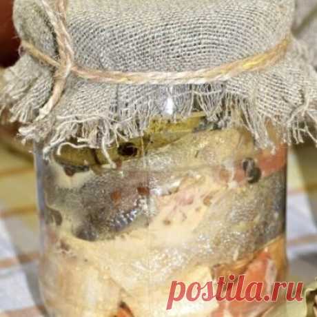 Рыбные консервы в мультиварке! Мультиварка и простые рецепты для мультиварки
Состав: 																		Рыба — 1 кг
* 		Лук репчатый — 2 шт
* 		Морковь — 1 шт
* 		Масло растительное — 4 ст. л.
* 		Сок лимонный — 2 ч. л.
* 		Соль — 2 ч. л.
* 		Лист лавровый — 2 шт
* 		Перец черный — 4 шт
* 		Семена горчицы — 1 ч. л.
* Приготовление:
* 					Для приготовления консервов лучше брать не слишком костлявую рыбу (процесс филирования займет меньше времени).
В этот раз я готовила консервы из тунца желтох