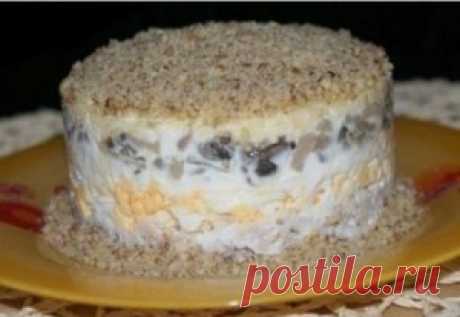 Салат &quot;Сказка&quot; с курицей, шампиньонами и грецкими орехами: рецепт приготовления - Onwomen.ru