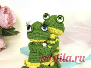 Вяжем счастливых лягушек крючком: Лягуха и Жабенцию | Журнал Ярмарки Мастеров Пошаговые МК с фото и видео уроки.