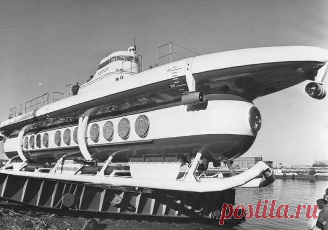 Первая советская туристическая подводная лодка | Чёрт побери Перед вами уникальная советская подводная лодка, которая в 1991 году сошла со стапелей северодвинской судоверфи Севмаш. Малогабаритная субмарина была окрашена в яркий желтый цвет и имела огромное количество иллюминаторов, при этом она была полностью лишена какого-либо оружия. Севмаш строит крупнейшие атомные ракетоносцы проекта 941, а тут что-то маленькое - значит, что-то очень опасное! Но нет, год был 1991-й - в...