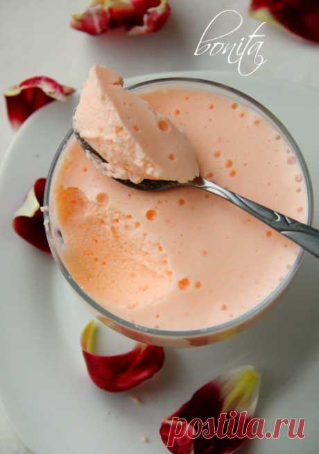 Суфле из сметаны с желатином Часто готовлю себе такое воздушное суфле из сметаны с желатином, добавляя разные сиропы и топпинги. Для близких я делаю так, как написано в рецепте. Для себя я делаю диетический вариант и заменяю сахар на сахарозаменитель, а сметану - на жидкий обезжиренный творог. Идеальный рецепт для стройной