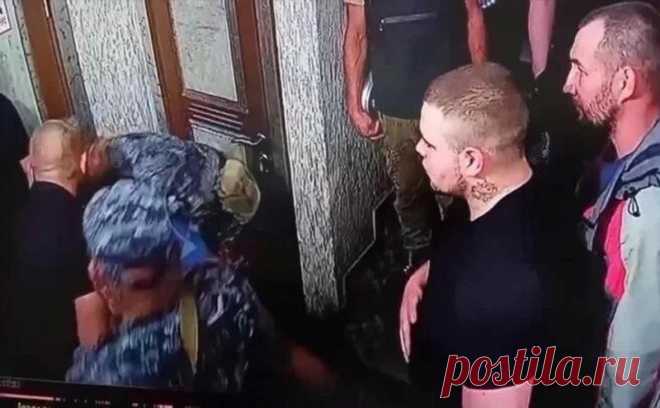 В Курчатове двоих мужчин задержали по подозрению в избиении росгвардейцев. В городе Курчатов Курской области двое молодых людей избили сотрудников Росгвардии, сообщил Следственный комитет.