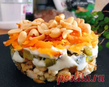 Салат с арахисом и курицей на праздничый стол - рецепт с фото Салат с арахисом не частое появление на наших столах. Гораздо привычнее нам салатики с орешками, сухариками и даже сухофруктами.