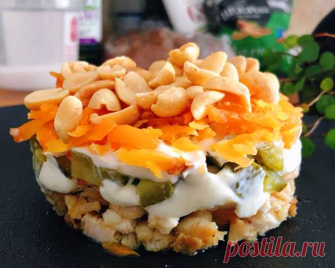 Салат с арахисом и курицей на праздничый стол - рецепт с фото Салат с арахисом не частое появление на наших столах. Гораздо привычнее нам салатики с орешками, сухариками и даже сухофруктами.