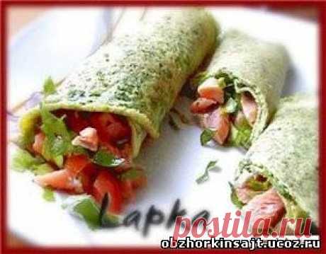 Яичные блинчики с зеленью и копченым лососем