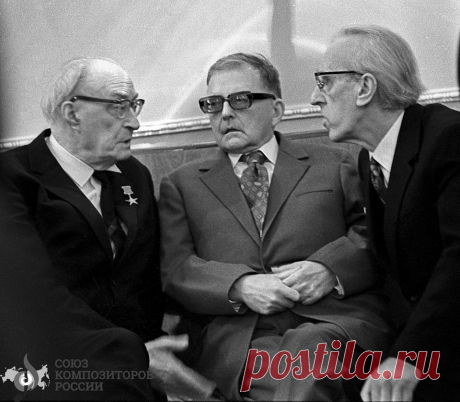 Dmitri Shostakovich with Alexander Sveshnikov and Dmitry Kabalevsky. Hall of Columns at the House of Unions. 15 October 1973.
Photographed by Viktor Akhlomov
Credit: Exhibition "The Union of Composers in Viktor Akhlomov's photographs," «Союз композиторов в фотографиях Виктора Ахломова». Russian National Museum of Music/Olga Kabanova