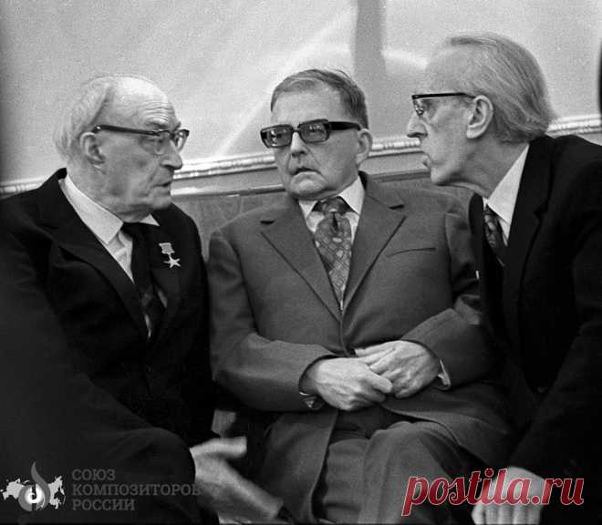 Dmitri Shostakovich with Alexander Sveshnikov and Dmitry Kabalevsky. Hall of Columns at the House of Unions. 15 October 1973.
Photographed by Viktor Akhlomov
Credit: Exhibition 