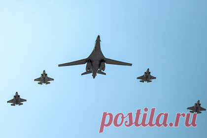 В России описали уничтожение «одним выстрелом» сразу трех F-35. Воздушная дозаправка истребителей пятого поколения F-35 Lightning II обычными танкерами вроде KC-10 Extender и KC-135 Stratotanker лишает первых преимуществ использования стелс-технологии. Способ уничтожения сразу нескольких малозаметных самолетов за один раз описывает РИА Новости.