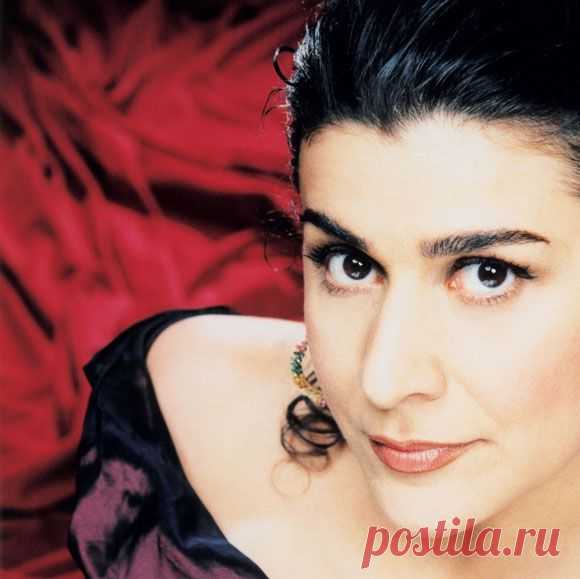 «Cecilia Bartoli» 4 377 песен слушать онлайн или скачать mp3 + биография + 159 828 видео-ролика: Чечи́лия Ба́ртоли (4 июня 1966, Рим, Италия) - итальянская оперная певица (колоратурное меццо-сопрано); исполнительница произведений Моцарта, Россини, произведений эпохи барокко; премия Грэмми  (2002), многократный лауреат премии ЭХО-Классик. Кавалер ордена «За заслуги перед Итальянской Республикой» (28 мая 2003 года) и кавалер ордена искусств и литературы (Франция)
