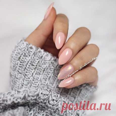 Все больше и больше в маникюрную индустрию прорывается минималистичный маникюр. Вы конечно же спросите, что же такое минималистический маникюр. А ответ на ваш вопрос лежит в самом название...