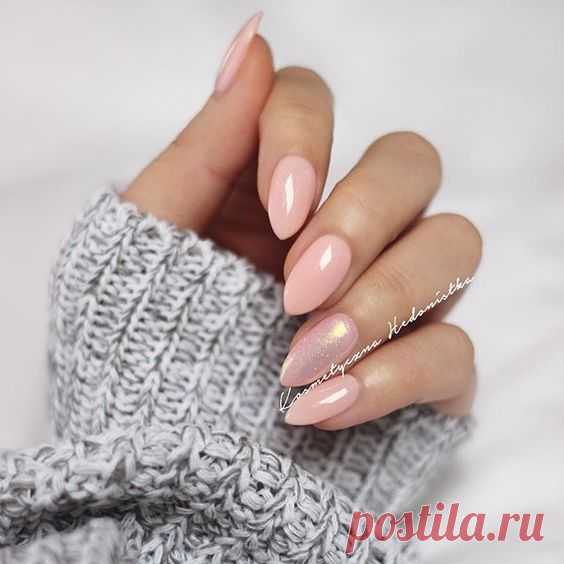 Все больше и больше в маникюрную индустрию прорывается минималистичный маникюр. Вы конечно же спросите, что же такое минималистический маникюр. А ответ на ваш вопрос лежит в самом название...