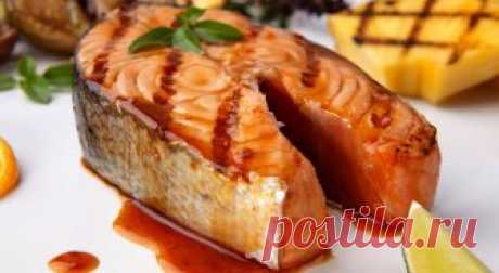 Очень вкусные рецепты приготовления рыбки!!! Смотри видео! - Your Side Рыба фаршированная луком. Рыбу очищаем, потрошим и моем. Натираем солью и перцем, брюхо рыбы нафаршируем мелконарезанным луком. Рыбу обваливаем в муке и отправляем в духовку. Филе рыбы в фольге. Филе рыбы натираем солью и перцем, поливаем соком лимона и даём настояться 30 минут. Из фольги делаем конверт и помещаем туда филе зелень и кусочки сливочного...