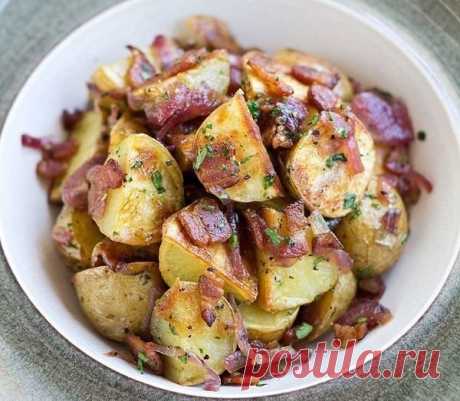 Топ-5 оригинальных блюд из картофеля

Картофель, фаршированный мясом, фасолью и зеленью

Ингредиенты:

Крупный картофель -1 кг
Мясо - 300 г
Красная фасоль -1 банка
Яйцо куриное - 1 шт.
Мясной бульон - 500 мл
Томатная паста/томатный соус - 4 ст. л.
Укроп/другая зелень - по вкусу
Соль и перец - по вкусу
Красный перец - 1 шт.
Салатная смесь - 1 упаковка
Оливковое масло - 2 ст. л.
Сок лимона - 1 ст.л.

Приготовление:

1. Крупный картофель тщательно промываем и отвариваем до по...
