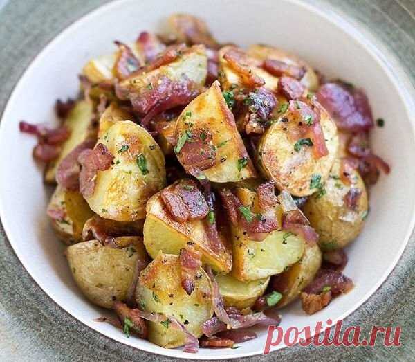 Топ-5 оригинальных блюд из картофеля

Картофель, фаршированный мясом, фасолью и зеленью

Ингредиенты:

Крупный картофель -1 кг
Мясо - 300 г
Красная фасоль -1 банка
Яйцо куриное - 1 шт.
Мясной бульон - 500 мл
Томатная паста/томатный соус - 4 ст. л.
Укроп/другая зелень - по вкусу
Соль и перец - по вкусу
Красный перец - 1 шт.
Салатная смесь - 1 упаковка
Оливковое масло - 2 ст. л.
Сок лимона - 1 ст.л.

Приготовление:

1. Крупный картофель тщательно промываем и отвариваем до по...