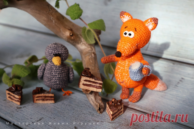 PDF Лиса и Ворона крючком. FREE crochet pattern; Аmigurumi toy patterns. Амигуруми схемы и описания на русском. Вязаные игрушки и поделки своими руками #amimore - маленькая лиса с вороной, лисица, лисёнок и птица из обычной пряжи, лисичка.