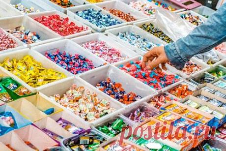 Диетолог назвала шесть полезных альтернатив сладким десертам. Чтобы есть десерты без вреда для фигуры, нужно заменить мороженое на кокосовый йогурт, а обычные вафли — на цельнозерновые, считает диетолог Лаура Бурак. Также специалистка предложила заменить обычную муку на миндальную и отказаться от классических десертов, например, таких как торт красный бархат и медовик.