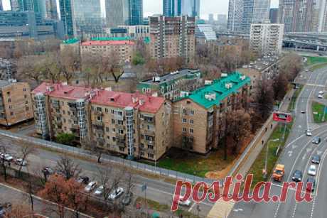 Москвичи стали реже покупать готовые квартиры. Российские риелторы заявили о затишье спроса на рынке вторичной недвижимости. Жители страны стали на 40 процентов реже покупать готовые квартиры в сентябре 2021 года по сравнению с сентябрем 2020-го. Специалисты компании «Инком-Недвижимость» считают, что причиной является рост ипотечных ставок.