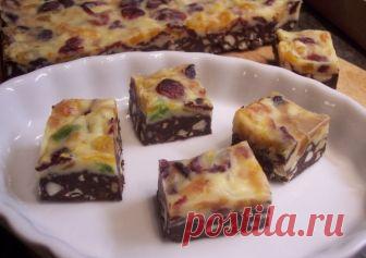 Конфеты с двойным шоколадом, сухофруктами и орехами Очень, очень вкусные конфеты. Шоколадные-шоколадные! Совершенно беспроигрышный вариант для подарков, ну, или для себя, любимых. На форму 10 х 20 сантиметров :200 граммов горького шоколада200 граммов белого шоколада1/3 банки сгущенного молока (4 столовые ложки)1 чайная ложка растворимого кофецедра...