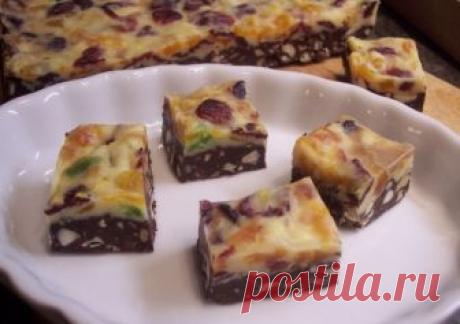 Конфеты с двойным шоколадом, сухофруктами и орехами Очень, очень вкусные конфеты. Шоколадные-шоколадные! Совершенно беспроигрышный вариант для подарков, ну, или для себя, любимых. На форму 10 х 20 сантиметров :200 граммов горького шоколада200 граммов белого шоколада1/3 банки сгущенного молока (4 столовые ложки)1 чайная ложка растворимого кофецедра...