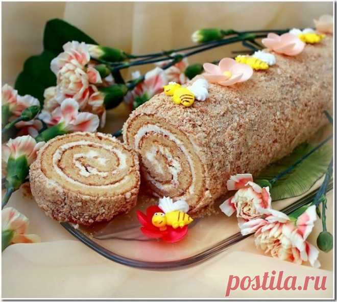 Топ-10 рецептов вкуснейших домашних бисквитных рулетов

Медовый рулет «Пчёлка»
___________________________________________________________________________ ___
Потрясающий на вкус — не приторный и с легким медовым ароматом.

Ингредиенты:
Для бисквита потребуется:
мед — 3 ст. ложки;
разрыхлитель — 1 ч. ложка;
яйцо – 4 шт;
сахар – 3 ст. ложки;
ванильный сахар – 1 пакетик;
мука – 4 ст. ложки;
крахмал кукурузный — 1 ст. ложка;
растительное масло (без запаха) – 4 ст. ложки;
щепо...