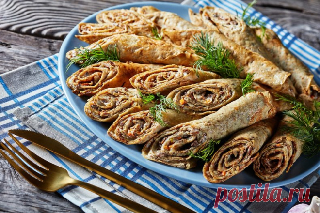 Самые вкусные сытные начинки для блинов: 5 вариантов
Сытная начинка превратит обычные блинчики в полноценное второе блюдо или ужин. 

Первый и, пожалуй, самый важный шаг – это выбор рецепта самих блинов. Они должны быть достаточно тонкими и эластичными, чтобы выдержать фарш или овощи и не порваться при сворачивании.