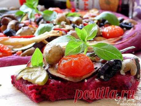 Пицца на свекольном тесте с овощами и грибами