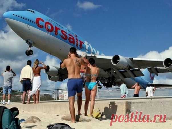 Пляж Махо (Maho Beach) - самый экстремальный пляж в мире, остров Сен-Мартен

Пляж в юго-западной части острова на территории самоуправляемого государственного образования Синт-Мартен, который входит в состав Нидерландов.

Пляж Махо (Maho Beach) - это белоснежные песоки, горячее солнце, кристально чистое море и пролетающие в нескольких метрах над головой авиалайнеры.