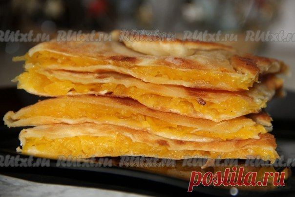 Плацинда с тыквой от bonita

Осень.... Пора тыкв. Многие хозяйки не могут найти им применение. А ведь овощ очень вкусен и полезен. Давайте всё-таки попробуем приготовим плацинду с тыквой. Раньше это блюдо готовили почти в каждом доме, а сейчас незаслуженно забыли. Вспоминаем вместе рецепт приготовления плацинды с тыквой... 
Для приготовления плацинды с тыквой нам потребуется: 
500 мл кислого молока (сыворотки); 
2 ст. л. сахара; 
2 ст. л. растительного масла; 
1 ч. л. соли...