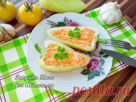 Салат с сыром и чесноком в половинках болгарского перца / Рецепты с фото