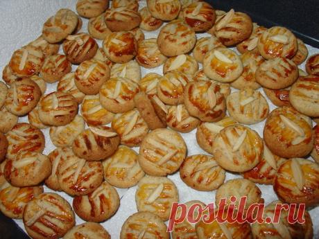 Рождественское печенье с орехами и джемом
Ингредиенты: яйцо - 2 шт., сахар - 130 г, сливочное масло - 200 г, орехи (любые, поджаренные) - 100 г, мука - 300 г, джем (персиковый/абрикосовый) - 4 ст. л.