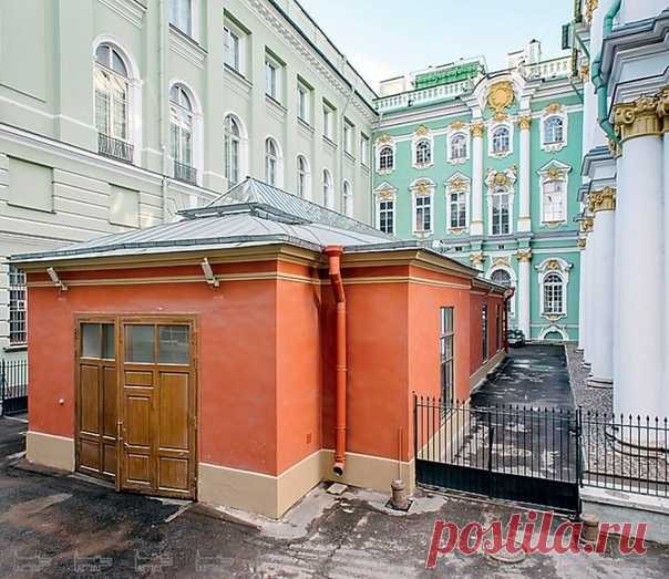 А вы знали,что у нас в городе есть Эрмитажный гараж 

Во внутреннем дворе между Зимним дворцом и Малым Эрмитажем в 1911 году построили из шлакоблоков гараж для Николая II. Краснокирпичный цвет стен гаража повторял цвет Зимнего дворца начала XX века, и сегодня его можно увидеть из окон Георгиевского зала. Гараж был оборудован мойкой и отапливался, в результате машины императора легко заводились даже в мороз. 

Ныне гараж находится в ведении автотранспортного отдела Государс...