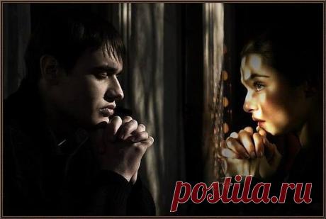 Вот так и живут друг без друга. Он, вроде бы, счастлив с другой. А в сердце прошедшая вьюга, Не ...