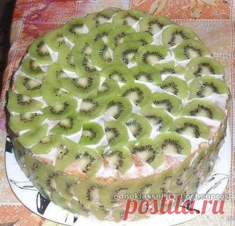 Торт &quot;тропиканка&quot; за 15 мин! 
Торт не требует выпечки!

Ингредиенты:

готовые бисквитные коржи (у меня 6),
бананы 5-6шт.,
киви 2-3шт.,
сметана 200-250гр.,
1 банка сгущенного молока.

Приготовление:

Сметану смешиваем со сгущенкой, смазываем корж, сверху крема выкладываем нарезанный кружочками банан и так дальше чередуем. Верхний слой украшаем киви!!!
•••