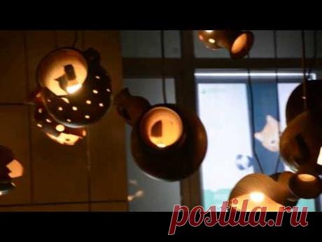 Уличная люстра из плафонов в виде кувшинов.