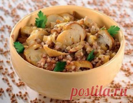 Гречка с грибами и луком

 150.13 ккал/100 г  Б/Ж/У: 7.22 / 2.78 / 25.55 

Ингредиенты:
500 грамм шампиньонов
2 стакана гречки
1 луковица
оливковое масло
1 ч. л. соли

Приготовление:
Мелко порежьте лук. Помойте и крупно нарежьте шампиньоны.
Смажьте сковороду маслом, обжарьте лук.
В отдельную сковороду поместите грибы и поставьте на плиту. Из грибов должно выделиться много жидкости. Готовьте до ее испарения.
Добавьте чуточку масла в грибы, готовьте еще 5 минут, периодически...