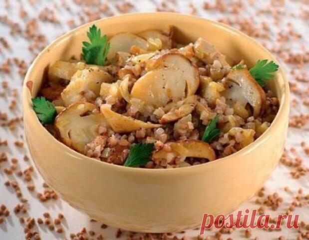 Гречка с грибами и луком

 150.13 ккал/100 г  Б/Ж/У: 7.22 / 2.78 / 25.55 

Ингредиенты:
500 грамм шампиньонов
2 стакана гречки
1 луковица
оливковое масло
1 ч. л. соли

Приготовление:
Мелко порежьте лук. Помойте и крупно нарежьте шампиньоны.
Смажьте сковороду маслом, обжарьте лук.
В отдельную сковороду поместите грибы и поставьте на плиту. Из грибов должно выделиться много жидкости. Готовьте до ее испарения.
Добавьте чуточку масла в грибы, готовьте еще 5 минут, периодически...