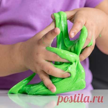 5 рецептов самой популярной игрушки — слайма 


               Пять разных способов сделать слайм 

Что такое слайм или лизун?



Слайм, или лизун — игрушка-антистресс, представляющая собой пластичную, хорошо тянущуюся, одновременно клейкую и со…
