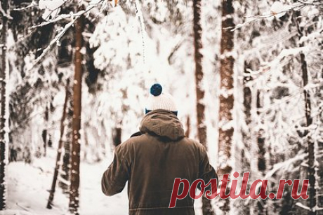 Врач перечислила россиянам вредящие здоровью зимние шапки. Трихолог и дерматолог Татьяна Егорова перечислила россиянам зимние шапки, которые вредят здоровью. По словам врача, при низких температурах ухудшается кровоснабжение кожи головы, и волосяным луковицам перестает хватать питательных веществ, поэтому пренебрегать головными уборами не стоит.