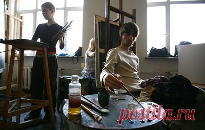 Кабмин увеличил размеры именных стипендий для студентов творческих вузов. Речь идет о персональных стипендиях имени С. В. Рахманинова, Ф. И. Шаляпина, А. В. Неждановой, Г. В. Свиридова, С. Т. Рихтера, И. М. Смоктуновского, С. С. Говорухина, а также о стипендиях имени Булата Окуджавы