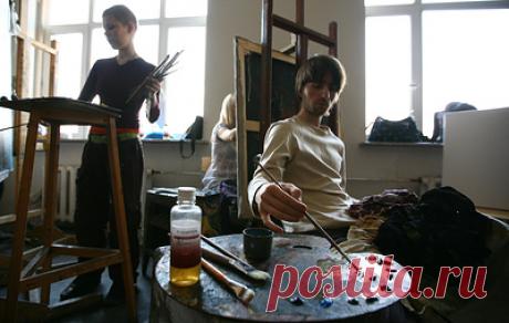 Кабмин увеличил размеры именных стипендий для студентов творческих вузов. Речь идет о персональных стипендиях имени С. В. Рахманинова, Ф. И. Шаляпина, А. В. Неждановой, Г. В. Свиридова, С. Т. Рихтера, И. М. Смоктуновского, С. С. Говорухина, а также о стипендиях имени Булата Окуджавы