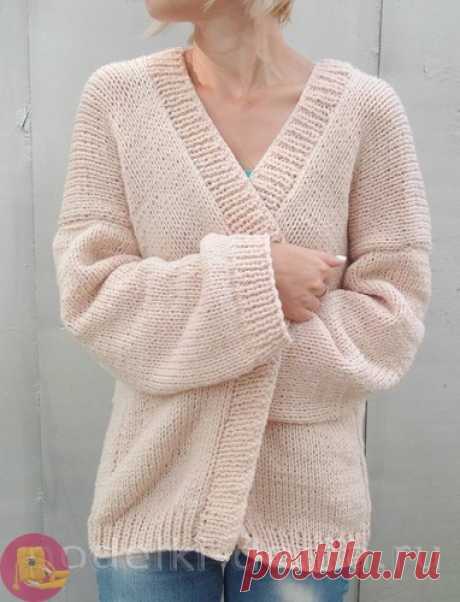 Простой кардиган оверсайз спицами Кардиганы оверсайз (oversize, безразмерные) универсальны для любых размеров. И поэтому они так популярны сегодня. Мы в этом мастер-классе свяжем один из таких кардиганов спицами. Вяжут их по-разному. Мы же будем использовать самый простой и наиболее быстрый способ. Кардиган будет состоять...