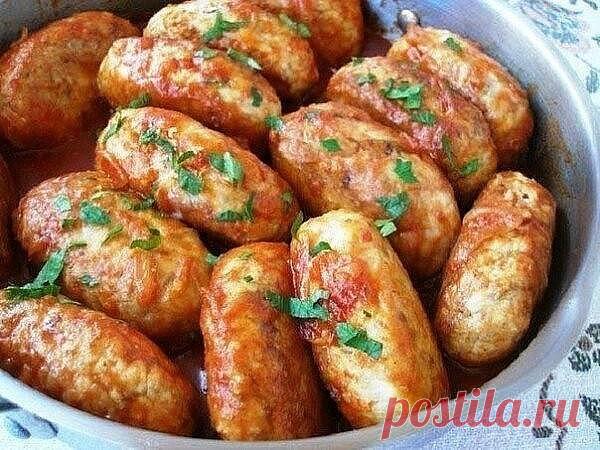 Гречаники - обалденно вкусный рецепт для филе !
Ингредиенты:- 500 гр филе (я использовала филе индейки, можно куриное)- 150 гр гречневой крупы- 2 яйца- 2 луковицы- 200 гр томатного соуса- соль, перец - по вкусу- мука для панировки- растительное масло для обжаривания
Приготовление:
1. Гречневую крупу перебрать, вымыть. Всыпать в кипящую подсоленную воду и отварить до готовности. Остудить.2. Мясо пропустить через мясорубку с одной луковицей.3. Добавить в фарш яйца, соль и пе...