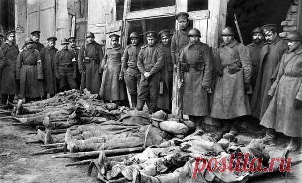 Русские солвремени собрались у тел погибших товарищей -  экспедиционный корпус во Франции. / Историческая справка